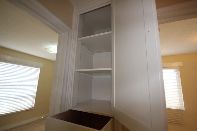 Building Photo - 3 Bedroom Duplex with Lovely Backyard(Upstairs)