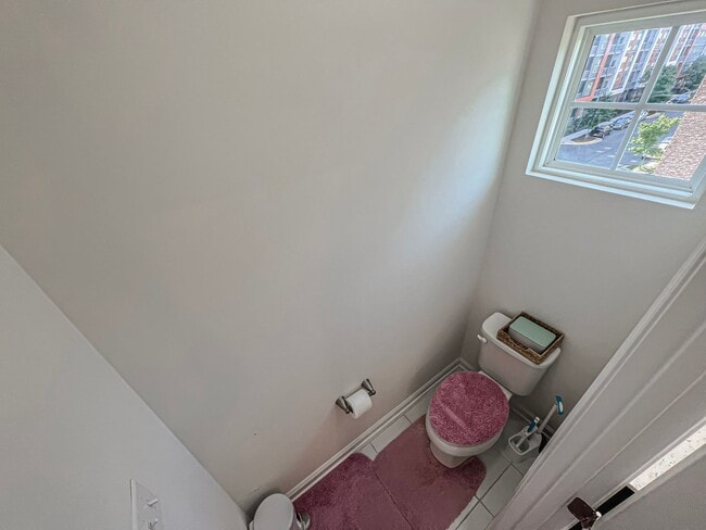 Building Photo - Stunning and Spacious 3 Bed, 2.5 Bath End-...