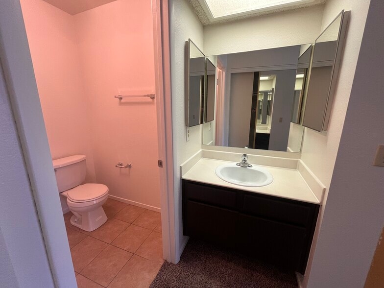 Building Photo - 2448 Pickwick Dr