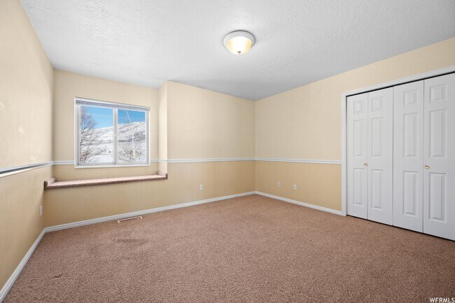 Building Photo - Beautiful home in Eden with amazing views from covered deck and 4 car garage