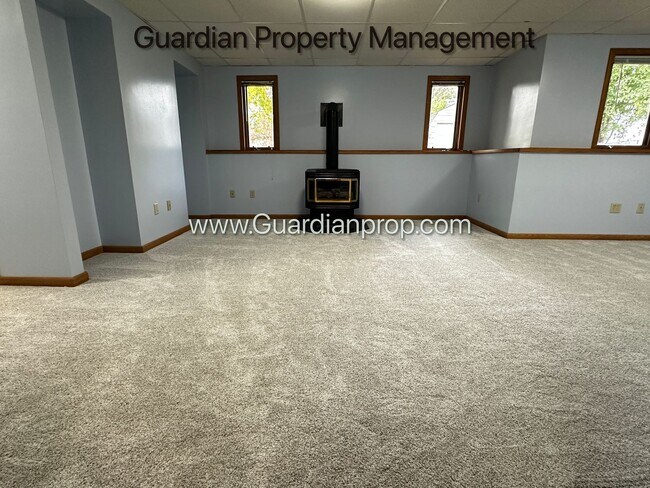 Building Photo - Maple Grove Single Family Home, 2 Car Garage, Dishwasher, Solar, Available Now