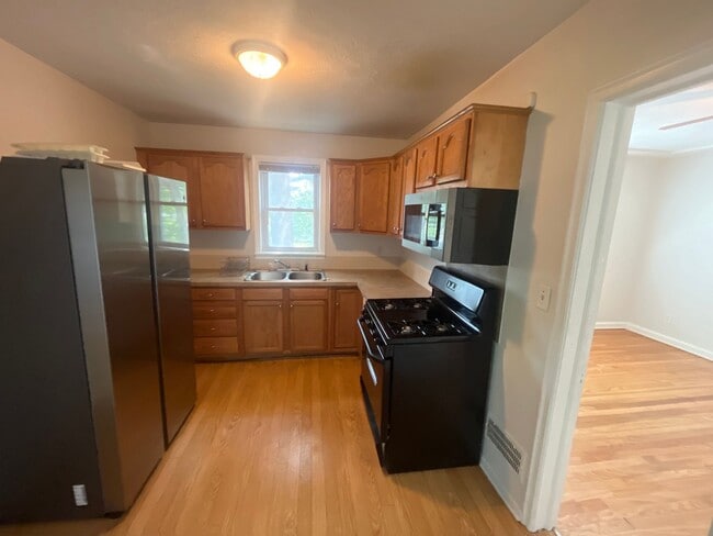 Building Photo - 3BR Duplex Midtown- June 1 move-in