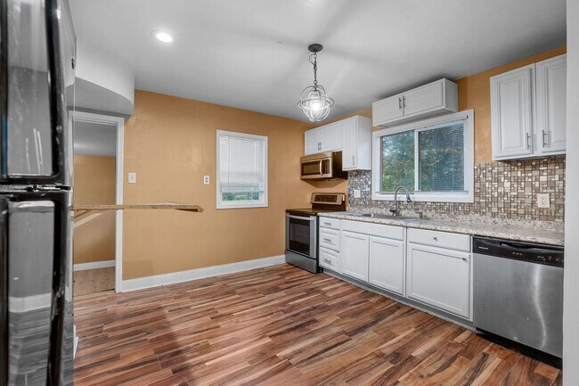 Building Photo - Newly Renovated 4-Bedroom Home | Riverview...
