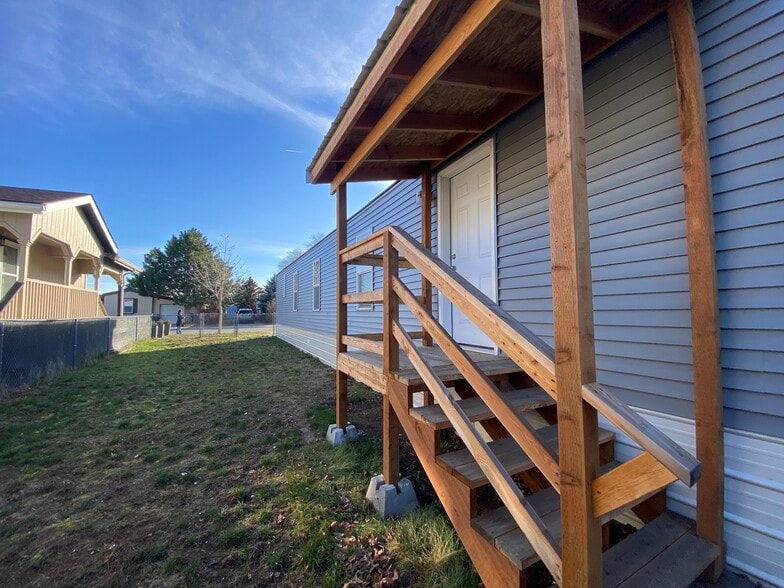 Building Photo - 2099 W Plymouth Cir