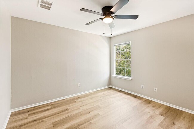 Building Photo - 945-947-947 Sagewood Trail