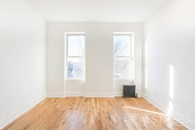 Building Photo - Spacious 2 BED + office in Bushwick