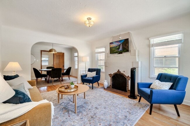 Building Photo - "Fully Furnished Monthly Rental - Newly Remodeled 2 bed Old Town bungalow "