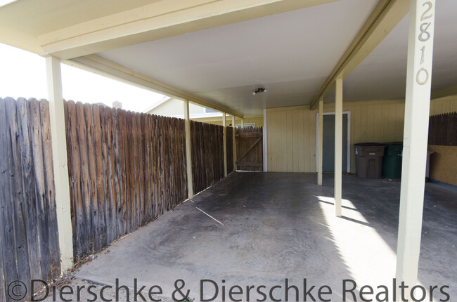 Building Photo - HUGE 3 bedroom townhouse off Sunset AVAILA...