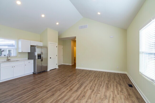 Building Photo - RnR Duplex SoBro