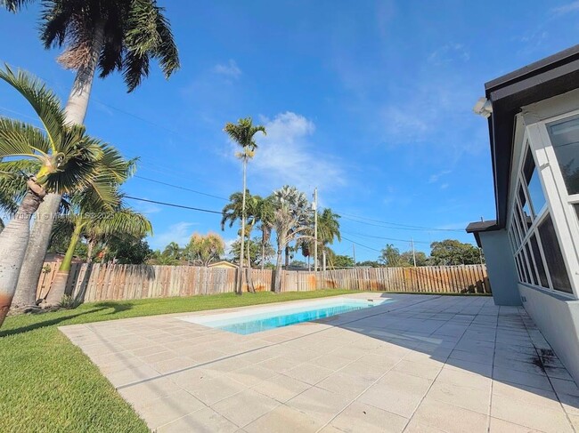 Building Photo - 401 S Highland Dr