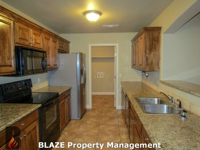 Building Photo - City View 4 Bedroom