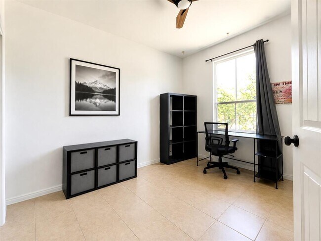 Building Photo - 402 Crater Lake Dr