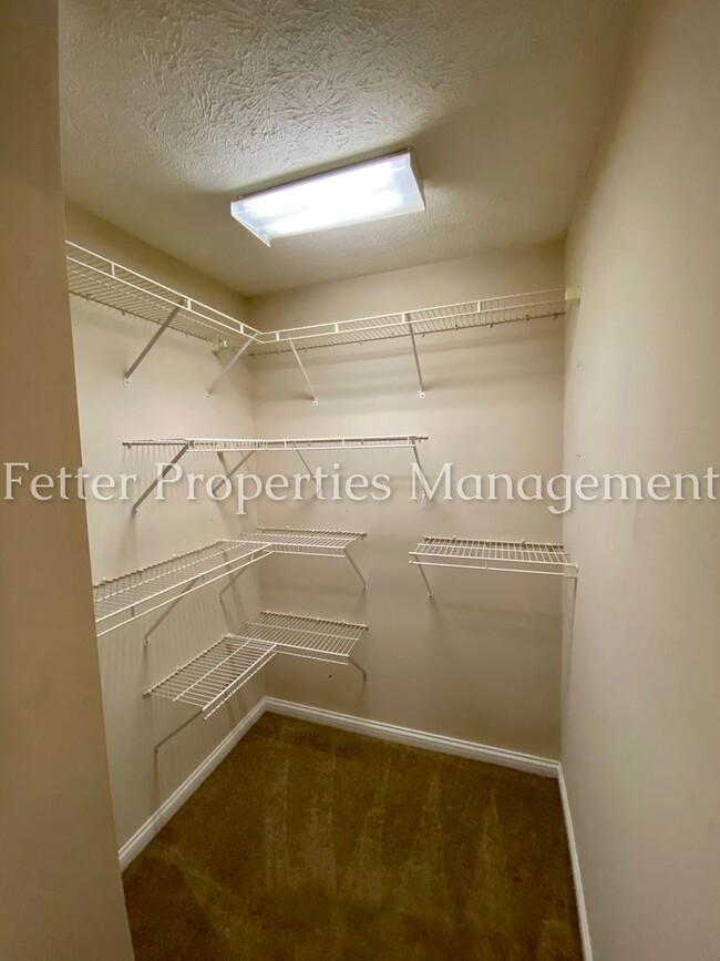 Building Photo - 3 Bedroom East Side Home!