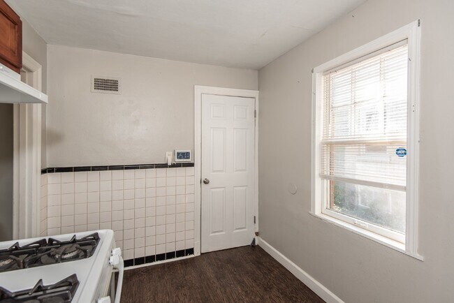 Building Photo - 320 Henquin Dr