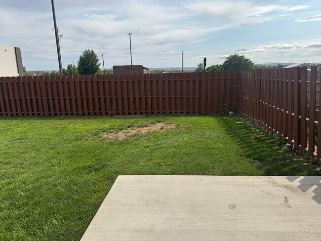 Building Photo - Zillah Tri-Plex