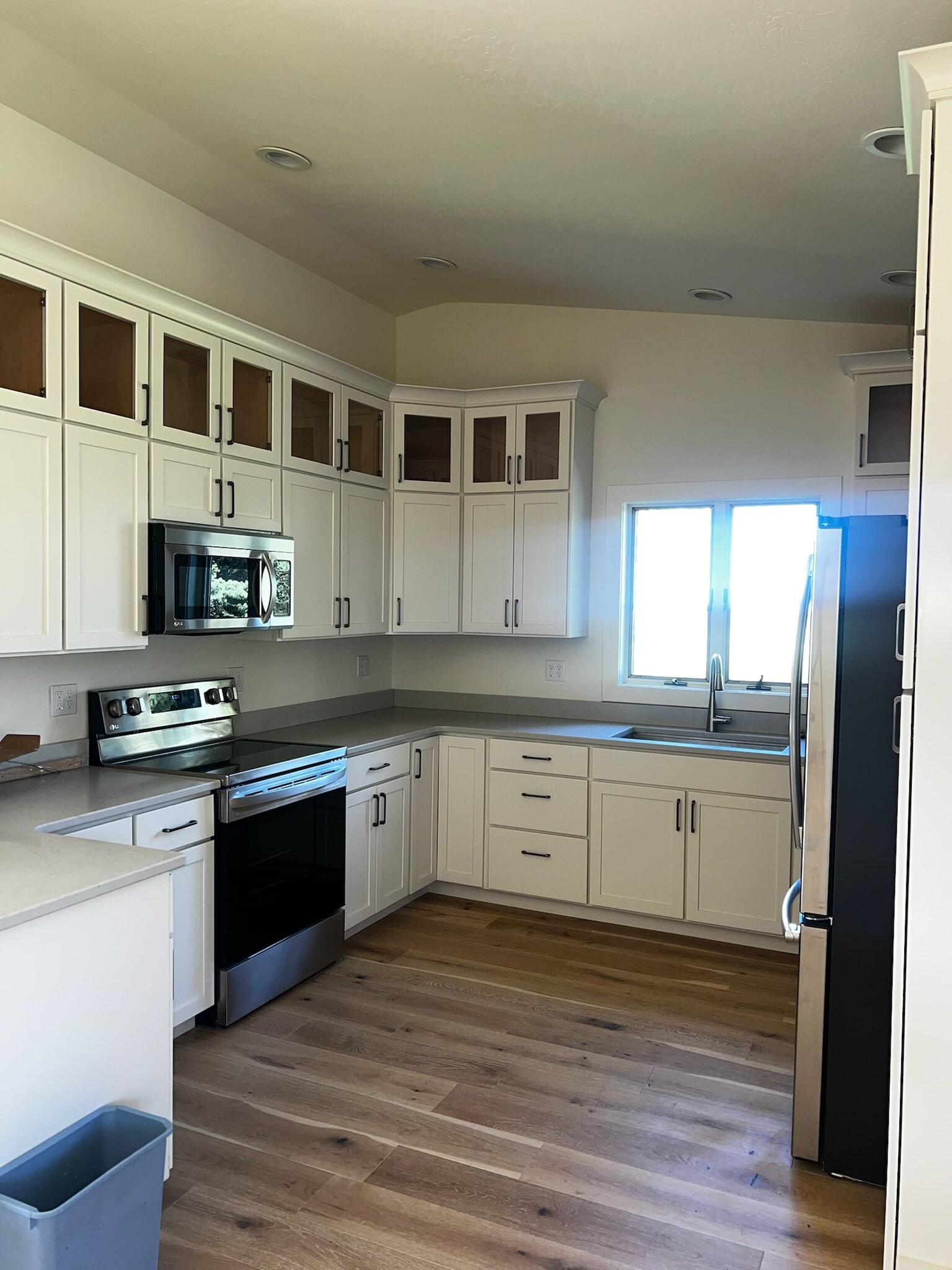 Kitchen with new appliances - 5014 Justin Ln