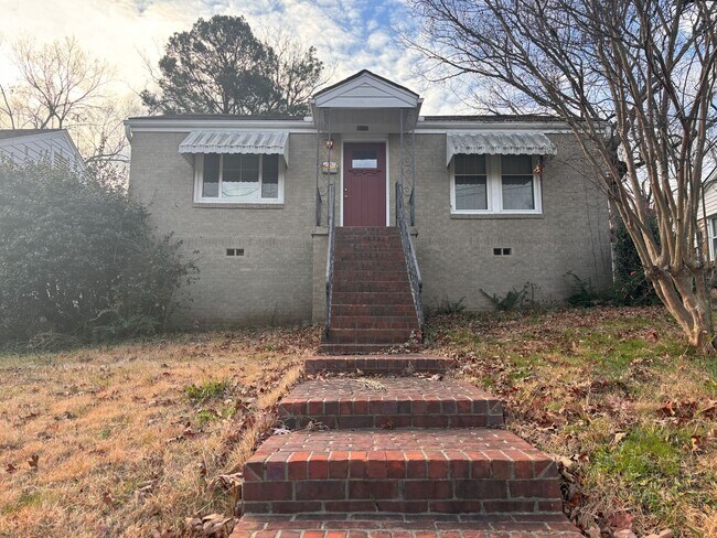 Primary Photo - Cute 2 bedroom Hillcrest Bungalow