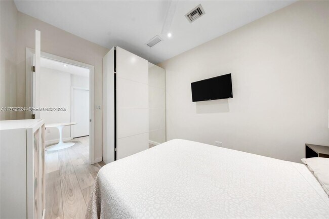 Building Photo - 1141 NE 90th St