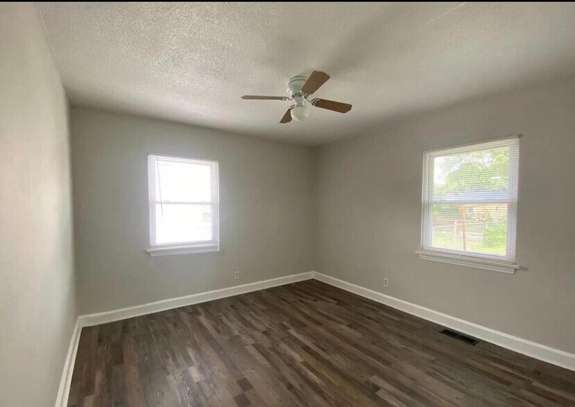 Building Photo - 606 N Moore Rd