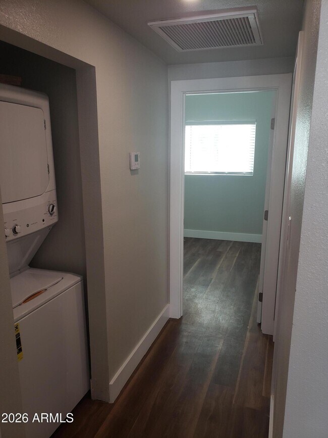 Building Photo - 301 W Medlock Dr