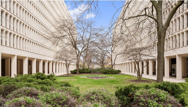 Building Photo - 1401 E 55th St