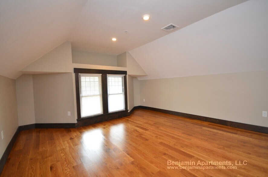 Building Photo - 46 Creighton St