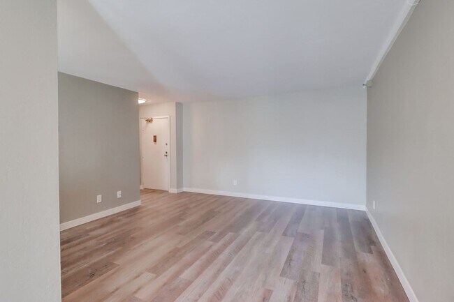 Building Photo - Beautifully renovated and located in the h...