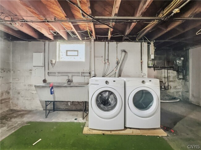 Building Photo - 429 Lionel Ave