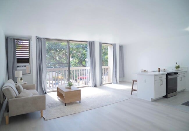 Building Photo - Island Style Living at Its Best! 2/1/1 in Makaha