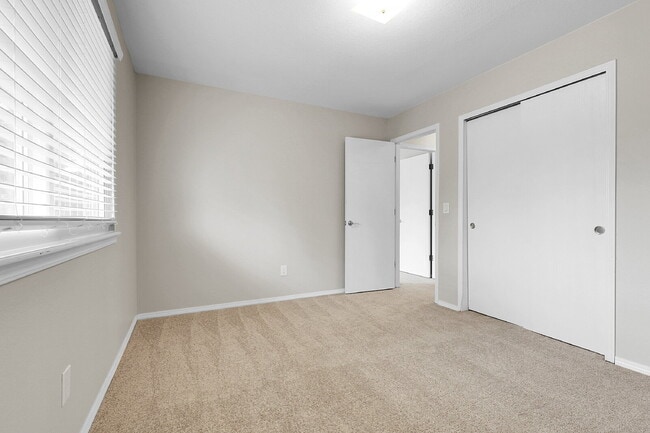 Building Photo - $2,300 - 3 Bed, 1.5 Bath Condo in Aurora w...