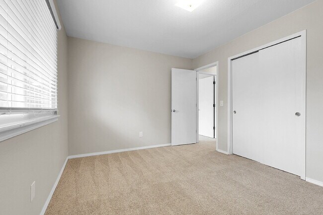 Building Photo - $2,600 - 3 Bed, 1.5 Bath Condo in Aurora w...