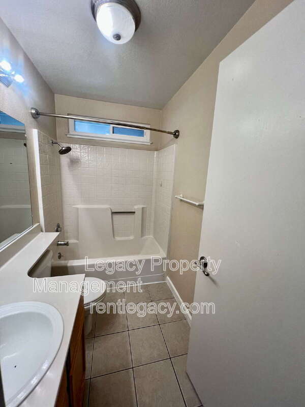 Building Photo - 1180 Camellia Ln