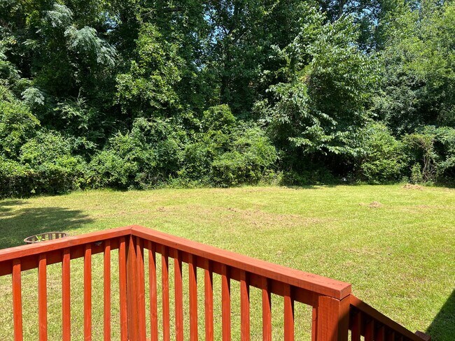 Building Photo - Charming 3 Bedroom 2 Bath home on large lot