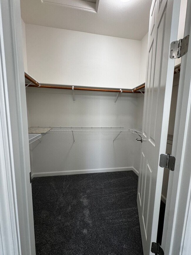 Building Photo - Spacious 4 bedroom near shopping and schools!