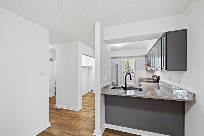 Building Photo - Stunning Fully Renovated End-Unit Apartmen...