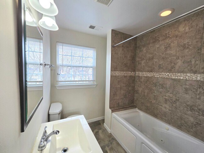 Building Photo - Lovely 3 BR/2.5 BA Single-Family Home in O...