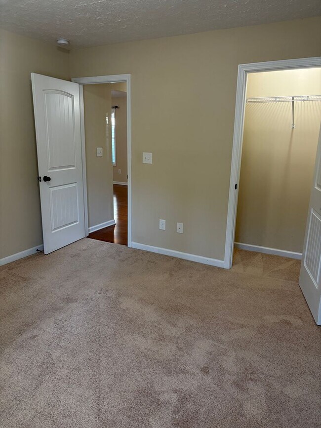 Building Photo - Beautiful Stepless Ranch