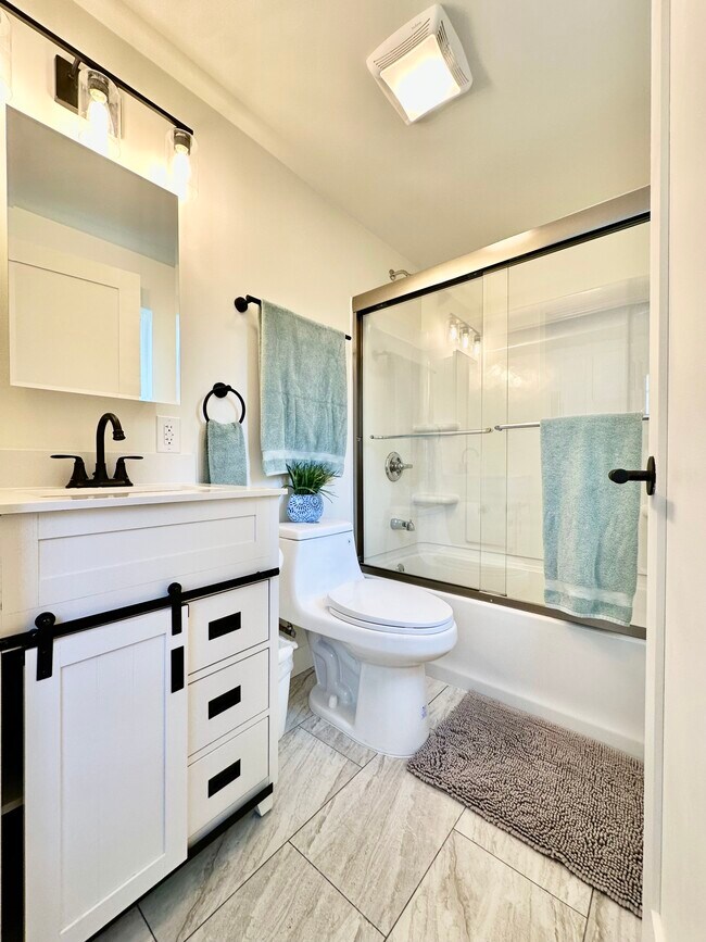 Full bathroom - 3916 E 2nd St