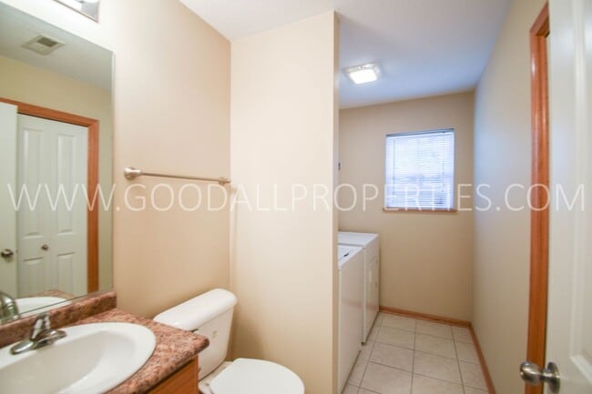 Building Photo - 3 Bedroom 2.5 Bathroom end unit home in Urbandale!!!