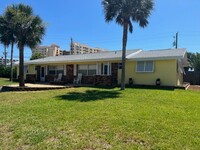 Building Photo - Half duplex close to the beach!