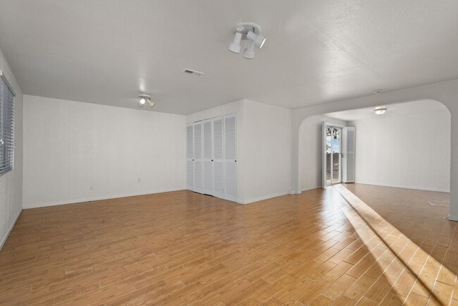 Building Photo - 533 Hibiscus Ct