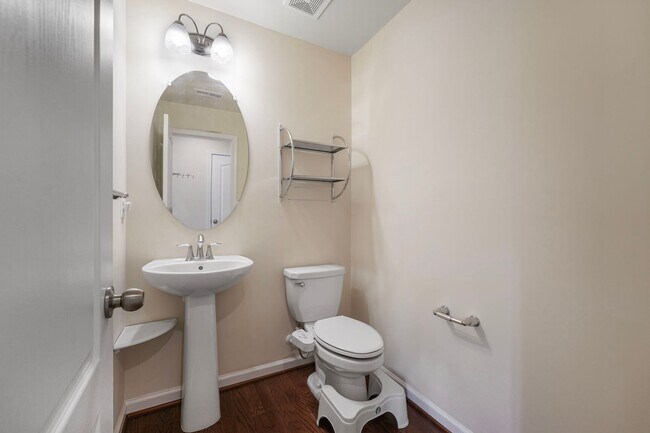 Building Photo - Spacious 3-Level END UNIT Townhome