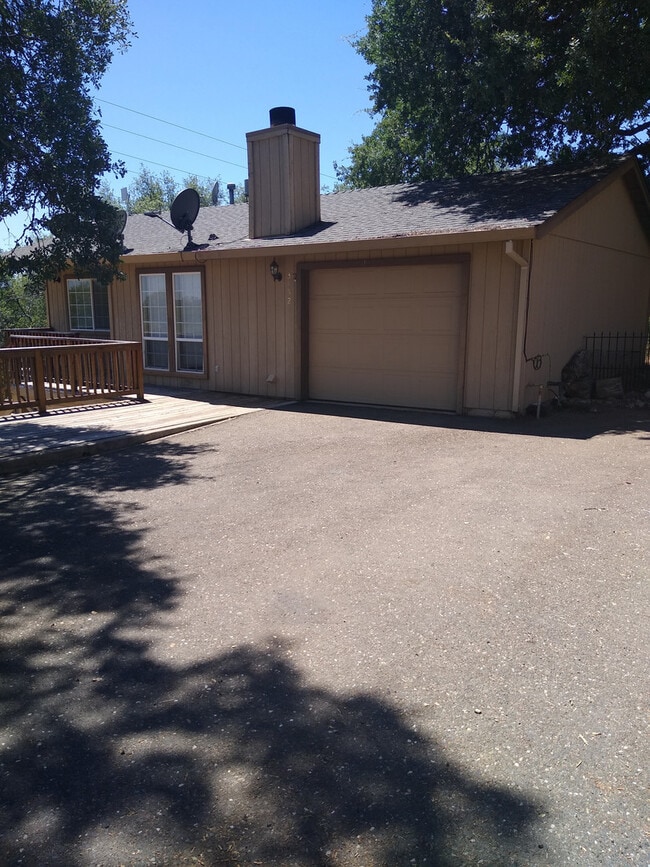 Building Photo - 2120 Country Club Dr