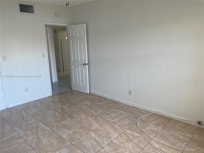 Building Photo - 450 Golden Isles Dr