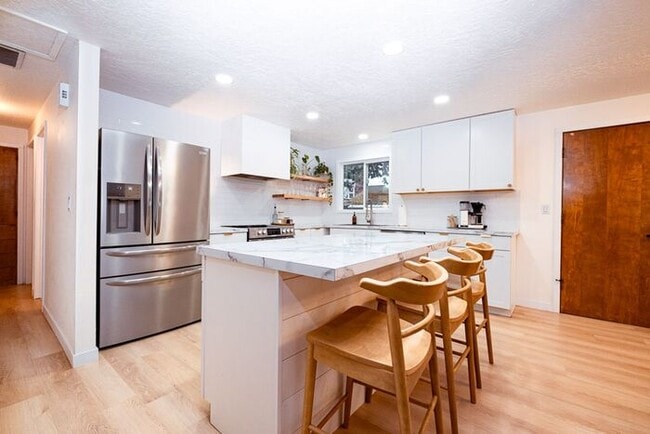 Building Photo - Great Location near George Fox University ...