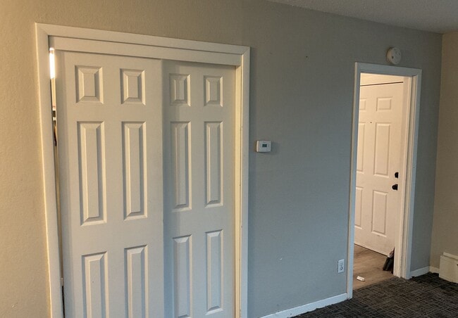 Building Photo - 1 Bedroom Unit with Garage Space - AVAILABLE NOW!