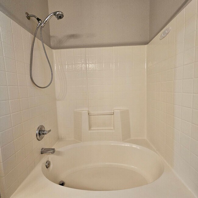 Building Photo - Awesome rental available!