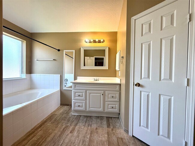 Building Photo - 10022 Driftwood Park Dr