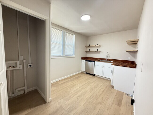 Building Photo - Updated 2BR/1BA in the Heart of Fountain City, Modern Finishes & Everyday Convenience!