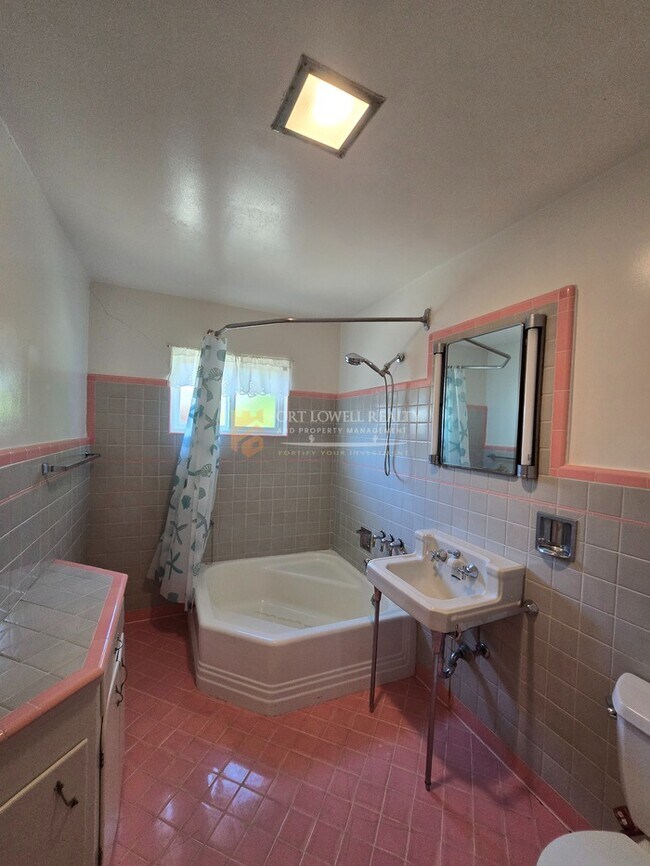 Building Photo - Vintage 3 Bedroom, 2 Bath Home with all the Modern Conveniences!!
